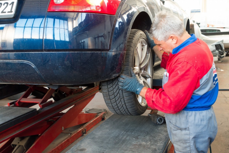 boutique-BAUDINARD SUR VERDON-min_auto_repair_repair_lift_auto_mechanic_work_clothes_master_professional_man_of_the_fold-685629